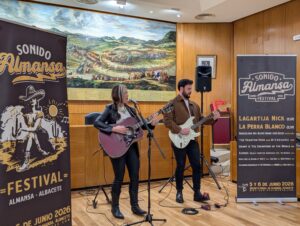 Actuación de Sadie Zeev en la presentación de Sonido Almansa