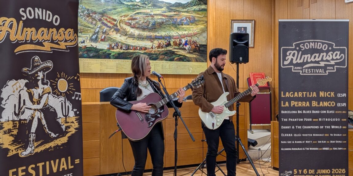 Actuación de Sadie Zeev en la presentación de Sonido Almansa